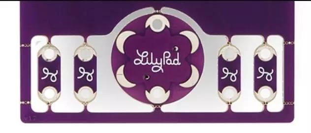 左面是插件焊盤(pán)，右面是貼片焊盤(pán)